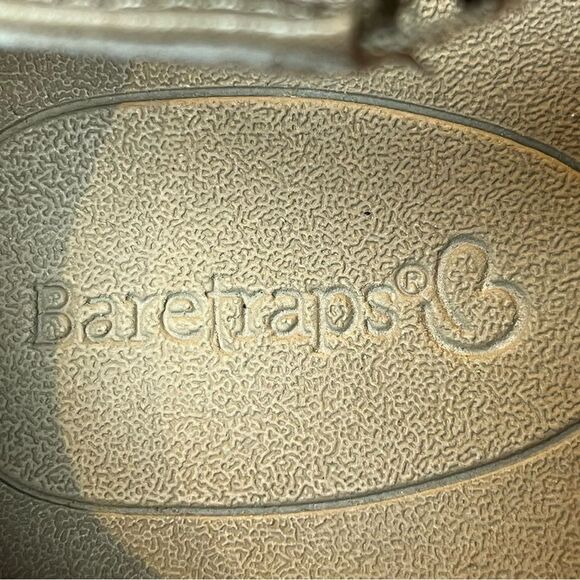 Women's BareTraps T Strap Sandals Taupe  Size 10M Closed Toe Flats - Picture 9 of 9